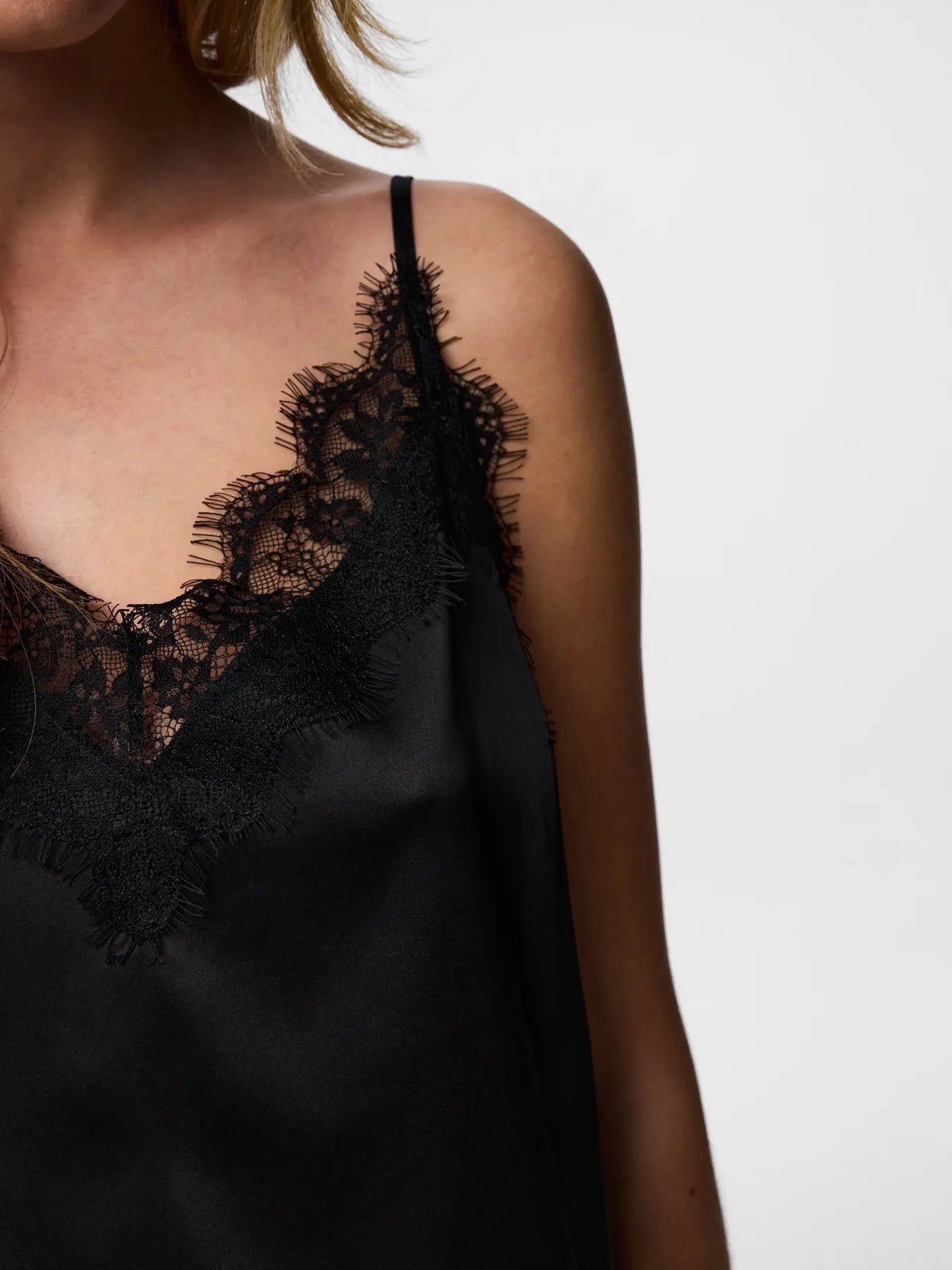 PCNOMI STRAP SATIN LACE TOP