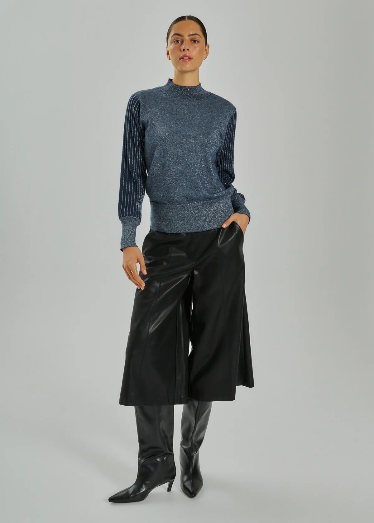 FQVEGGY - FAUX LEATHER BERMUDA SHORTS - BLACK