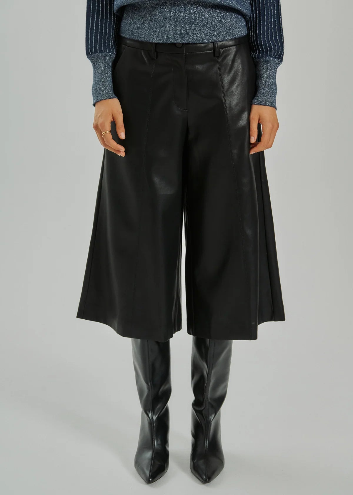 FQVEGGY - FAUX LEATHER BERMUDA SHORTS - BLACK