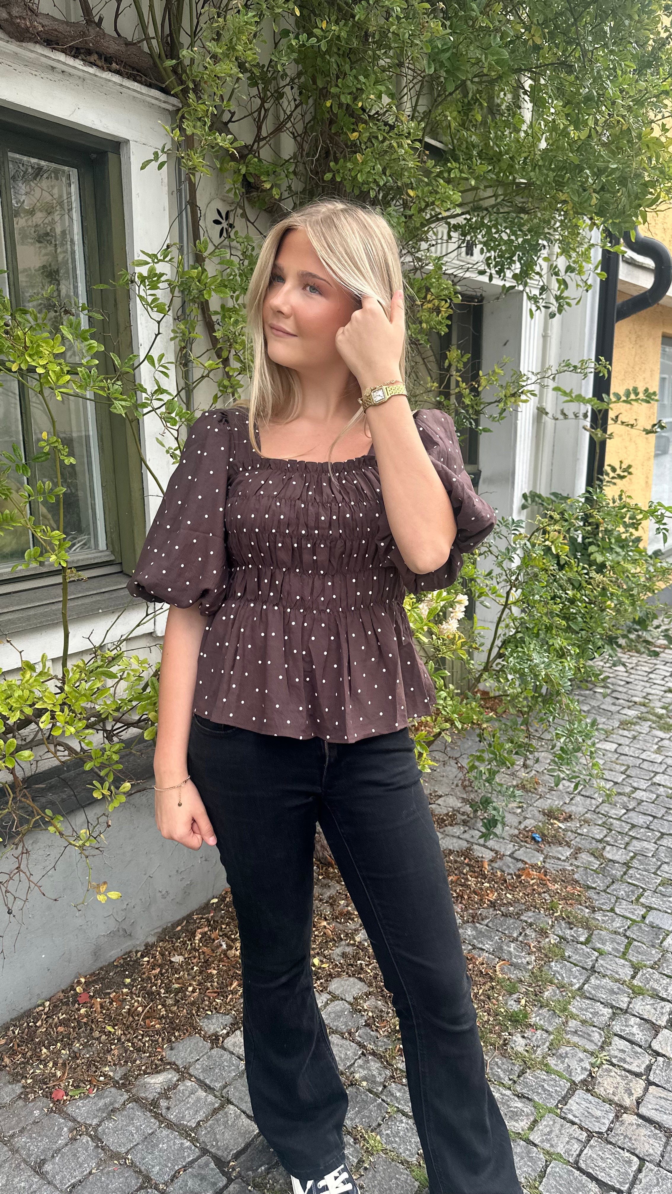 Brun prickig topp