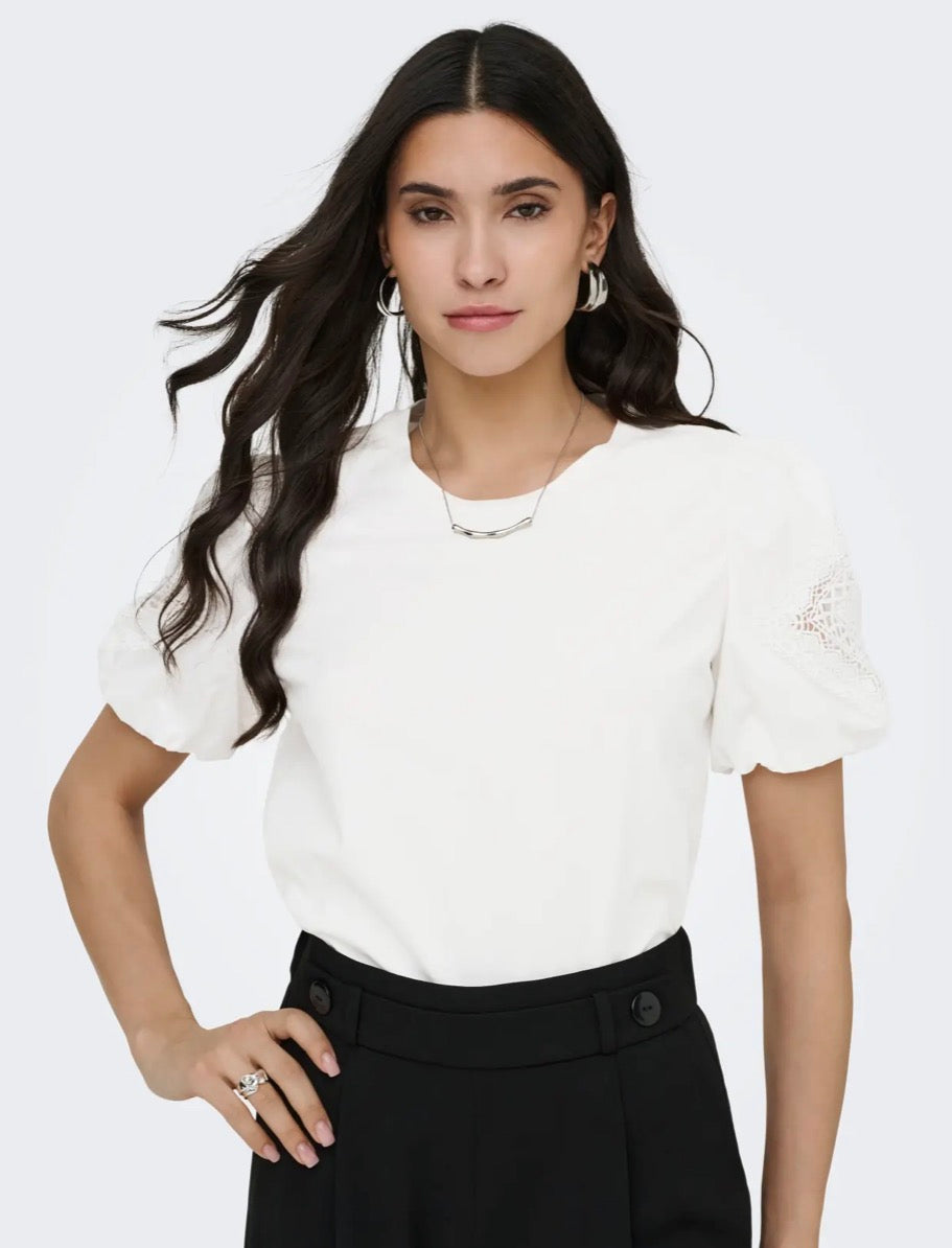 JDYUMA LIFE S/S LACE DETAIL TOP JRS
